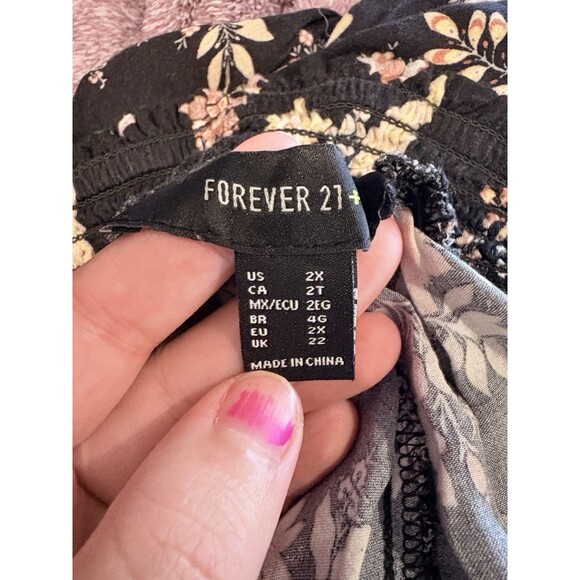 Forever 21+ Black Floral Stretch Harem Pants Size 2X - Picture 7 of 8